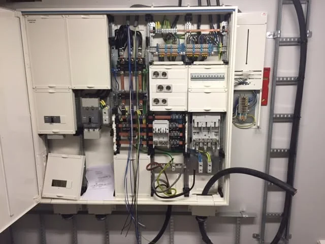 Nyinstallerad elcentral i en bostadsrättsförening