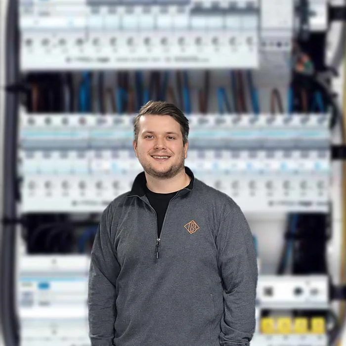 Elektriker på Borgs El & Värme framför en elcentral