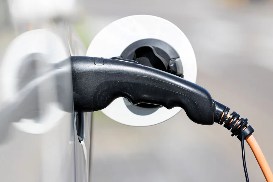 Laddkabel ansluten till en elbil