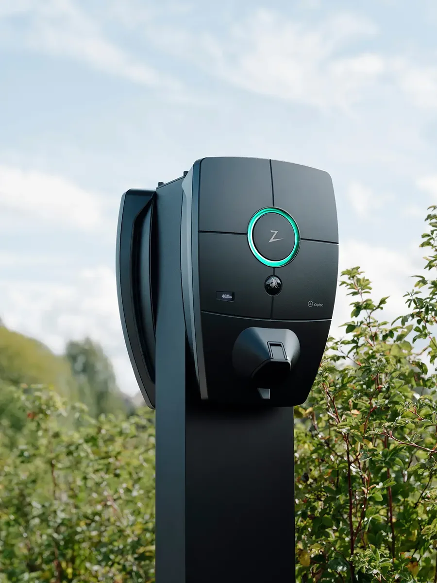Zaptec laddstation för elbil monterad utomhus