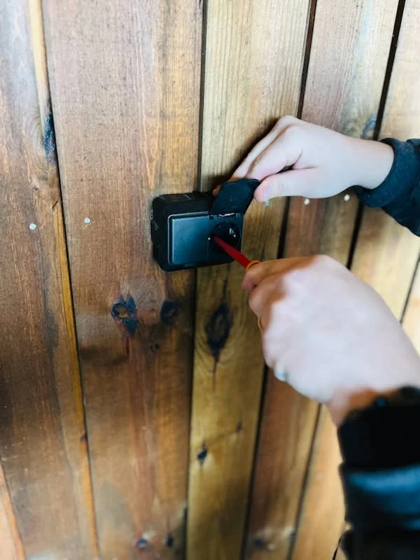 Elektriker byter vägguttag i samband med renovering