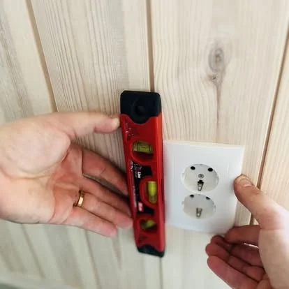 Montering av jordat vägguttag med vattenpass